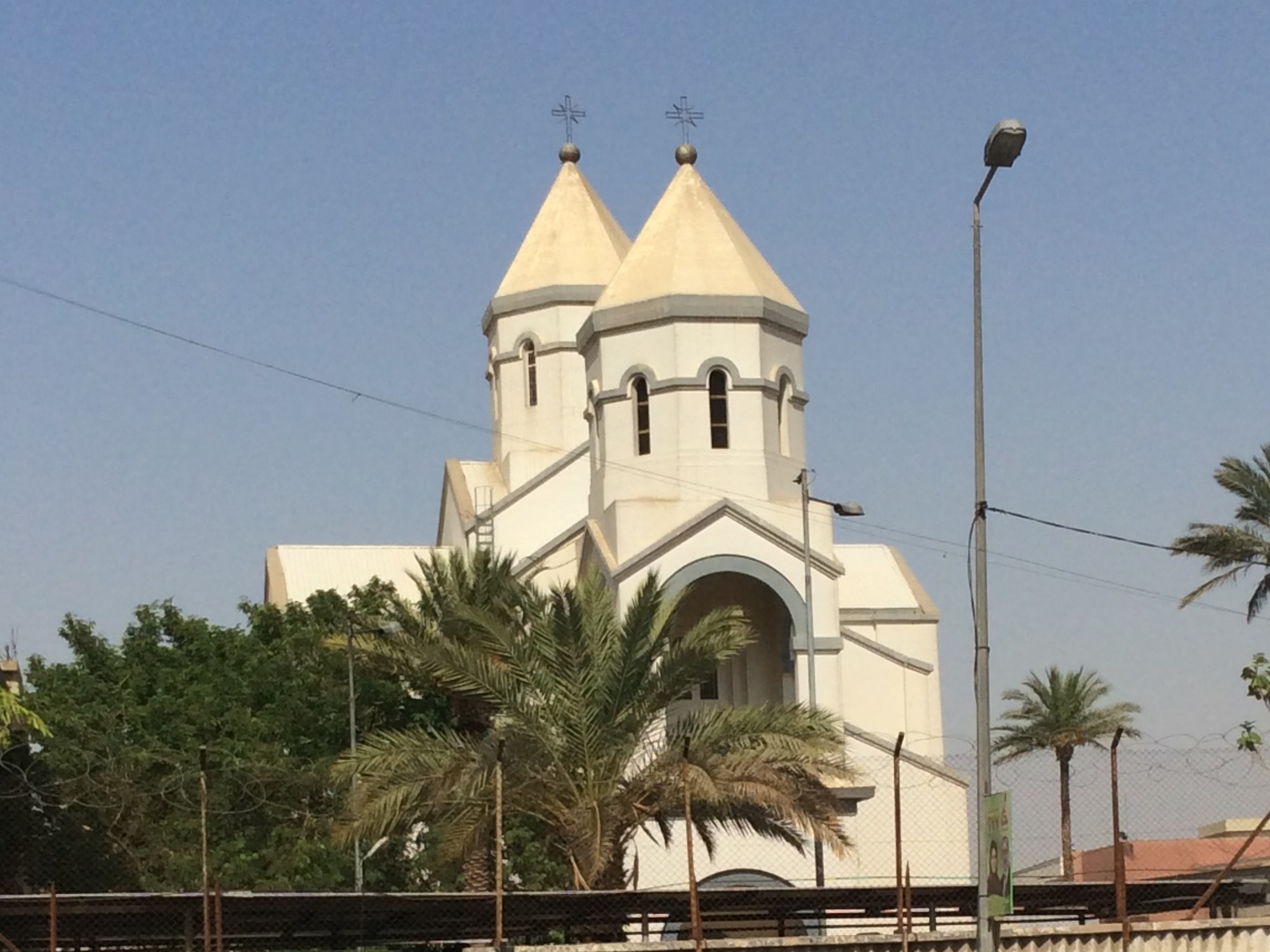 قس عراقي يحمل معاناة المسيحين ويطرحها امام الرأي الأمريكي