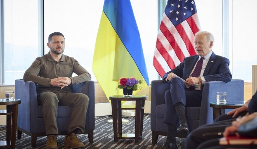 بايدن يبحث مع زيلينسكي توسيع التعاون في إمدادات الأسلحة بعيدة المدى