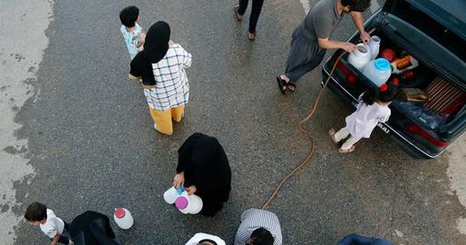 تقارير: طوابير السكان على المياه بلغت ذروتها بعد انقطاع الماء عن طهران