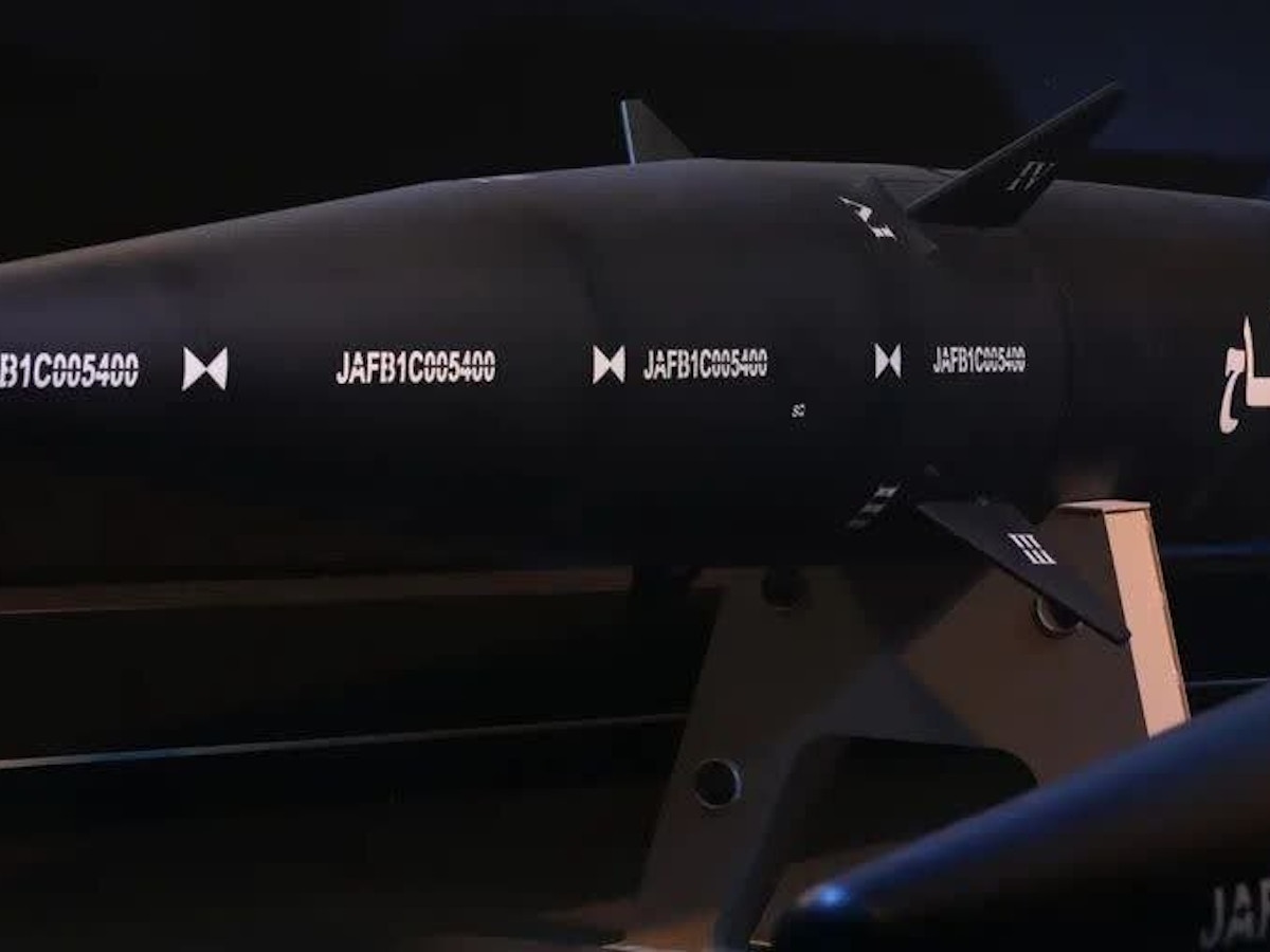 إيران تكشف عن أول صاروخ باليستي “أسرع من الصوت”