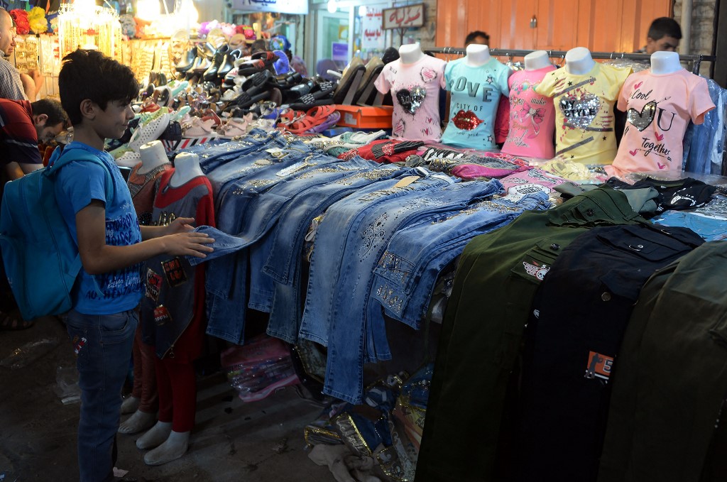 الفقراء يزرعون فرحة العيد بعيون اطفالهم من خلال شراء ملابس مستعملة