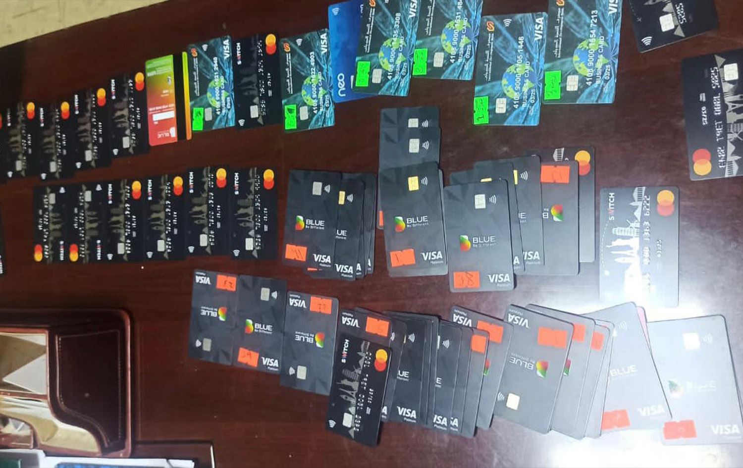 عصابات البطاقات المصرفية تنعش تهريب الدولار