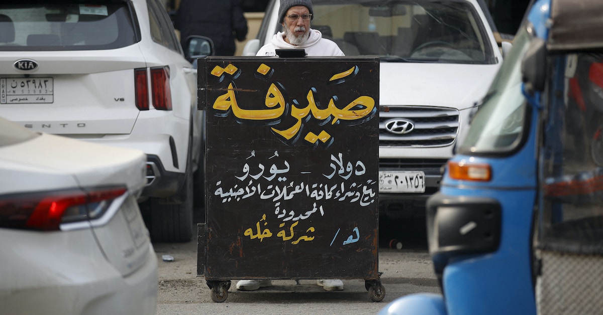 العراقيون يلقون باللوم على الإجراءات الأميركية التي تهدف للحد من التحويلات النقدية