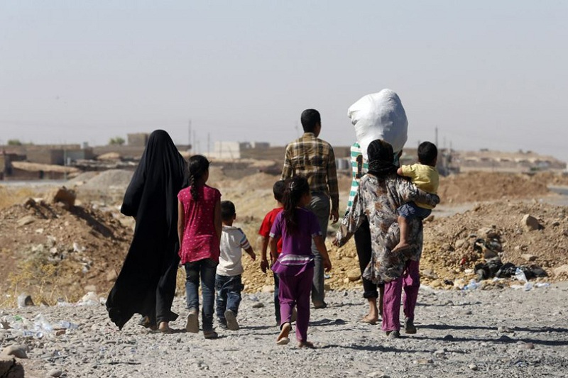 الحكومة: منح مالية للنازحين العائدين إلى مدنهم المحررة