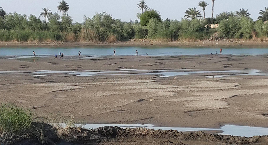 عراقيون يعبرون عن عن استيائهم من جفاف دجلة جراء قطع تركيا وايران للمياه