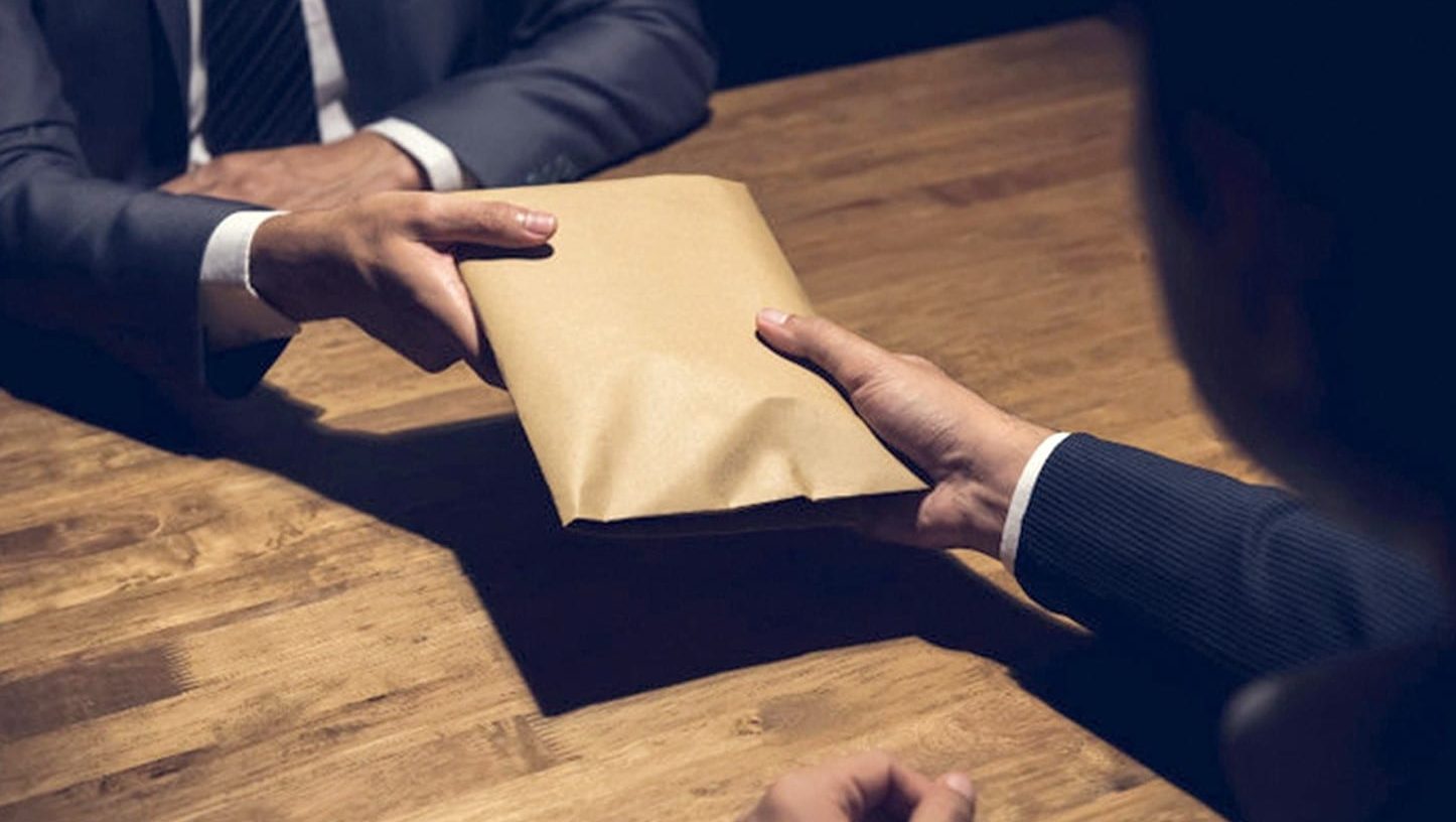 النزاهة تعلن الإطاحة بضابط متهم بتلقي الرشوة من شقيق أحد تجار المخدرات