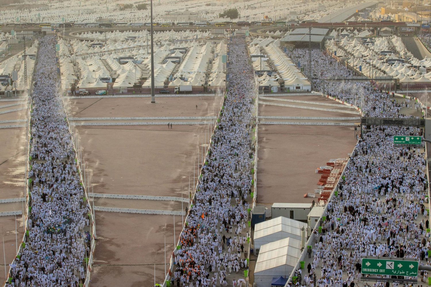 حجاج بيت الله يبدؤون أداء طقوس اول أيام التشريق الثلاث