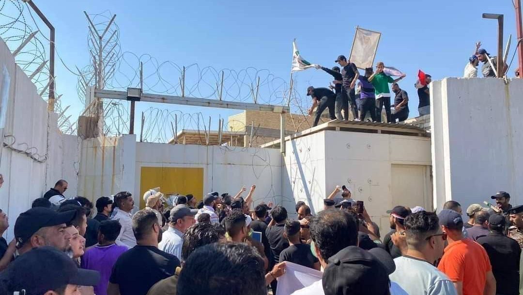 العشرات من اتباع التيار الصدري يقتحمون السفارة السويدية وسط العاصمة بغداد