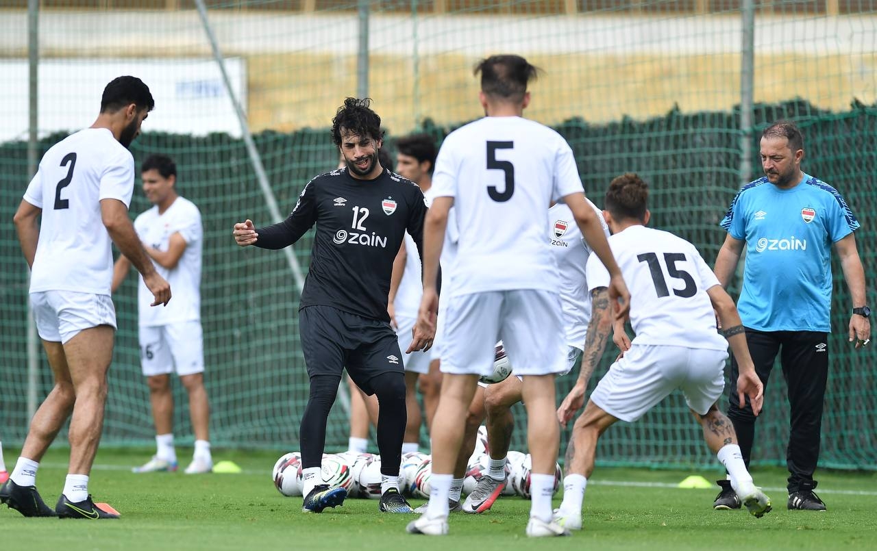 معسكر منتخبنا الوطني في اسبانيا.. تضخم الوفد يشير الى وجود حلقات زائدة لخدمة اهداف انتخابية