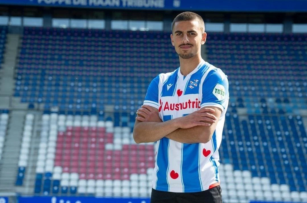 منتخبنا الوطني يكمل الأوراق الرسمية للاعب هيرنفين الهولندي حسين علي