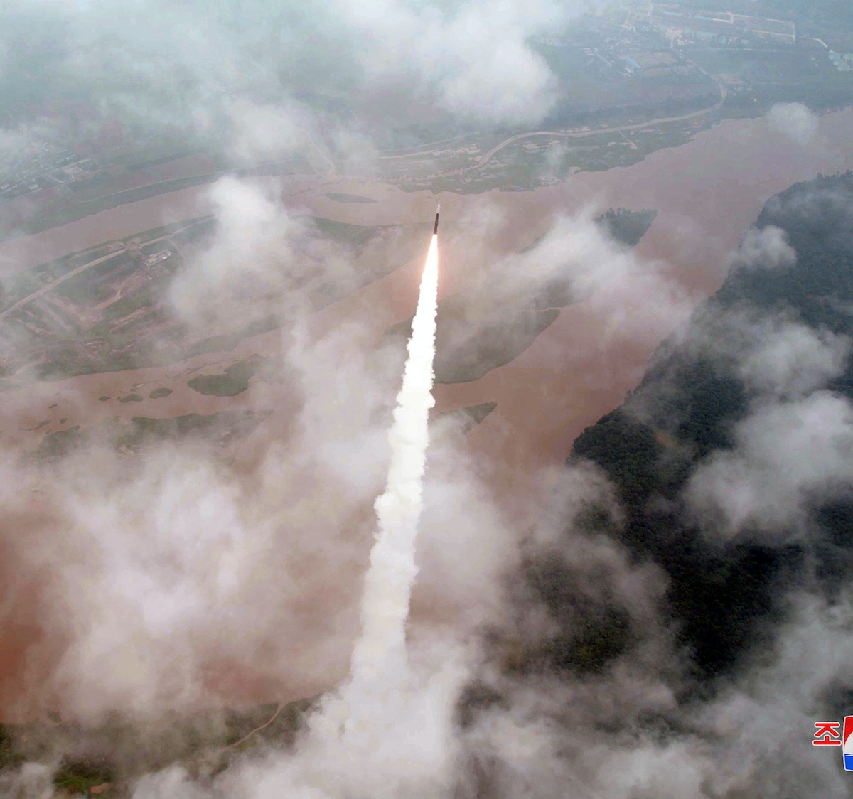 كوريا الشمالية تطلق صاروخين بعد وصول غواصة نووية أميركية