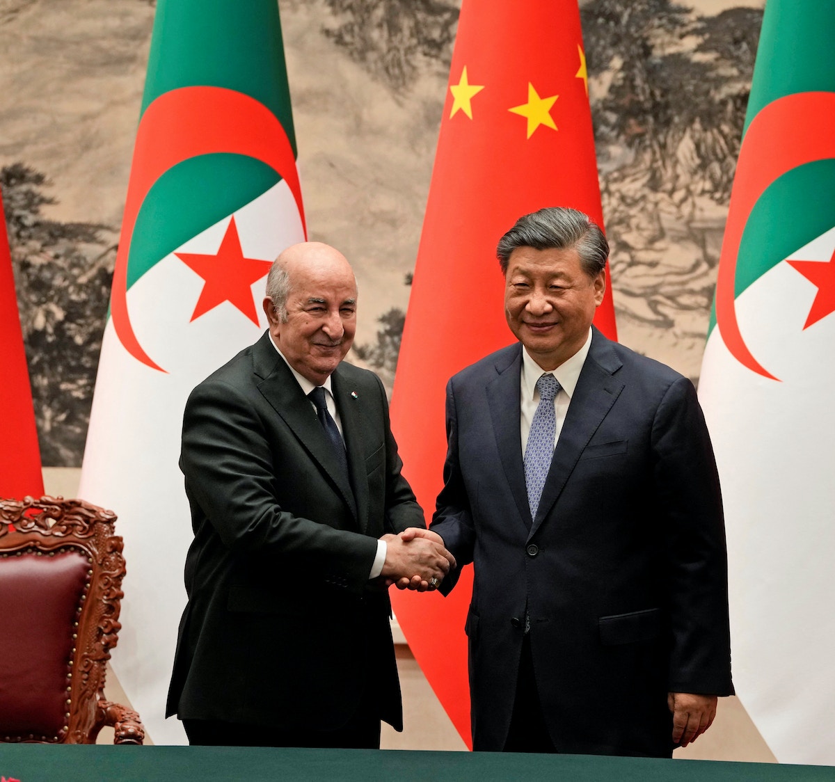 الصين والجزائر توقعان 19 اتفاقاً.. وشي: نسعى لتوسيع التعاون