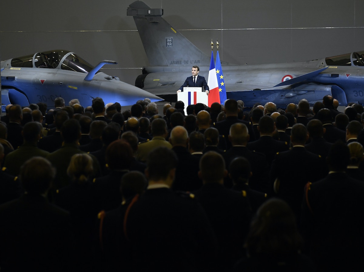 بلومبرج: ماكرون يدفع “سراً” لتوسيع الناتو