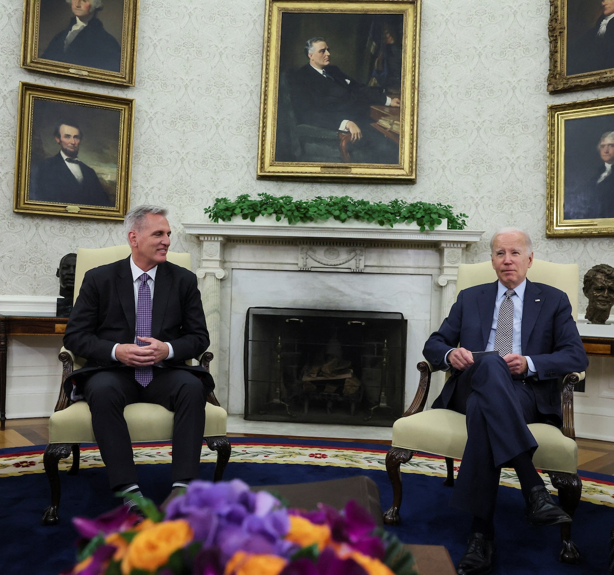 مكارثي يلوِّح بتحرك جمهوري في الكونجرس يستهدف “عزل بايدن”