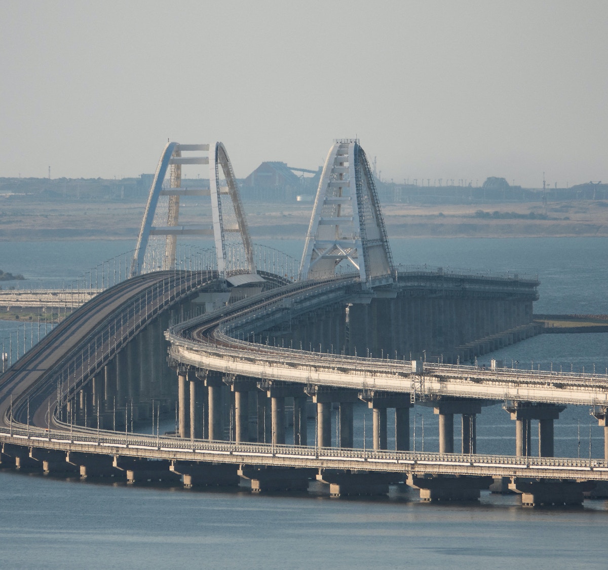 موسكو تتهم كييف باستهداف جسر القرم.. وأوكرانيا: “استفزاز روسي”