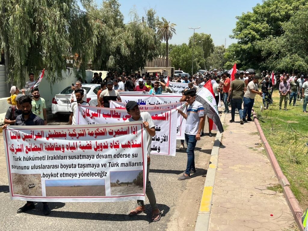 المئات يتظاهرون في بغداد تنديدا بشح المياه وانحسار مناسيبها من تركيا