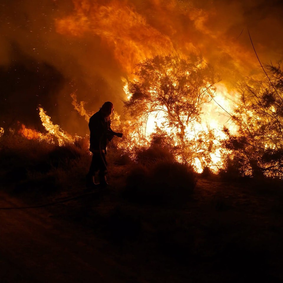 إخماد حريق كبير اندلع داخل مساحات زراعية وحشائش متيبسة في قضاء عفك بمحافظة الديوانية