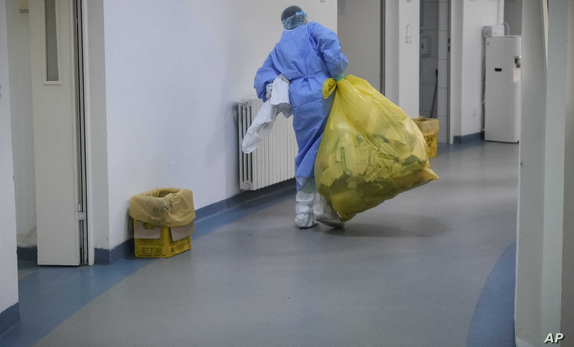 أطباء: بقاء النفايات الطبية دون اتلاف ينشر الامراض في ردهات المستشفيات