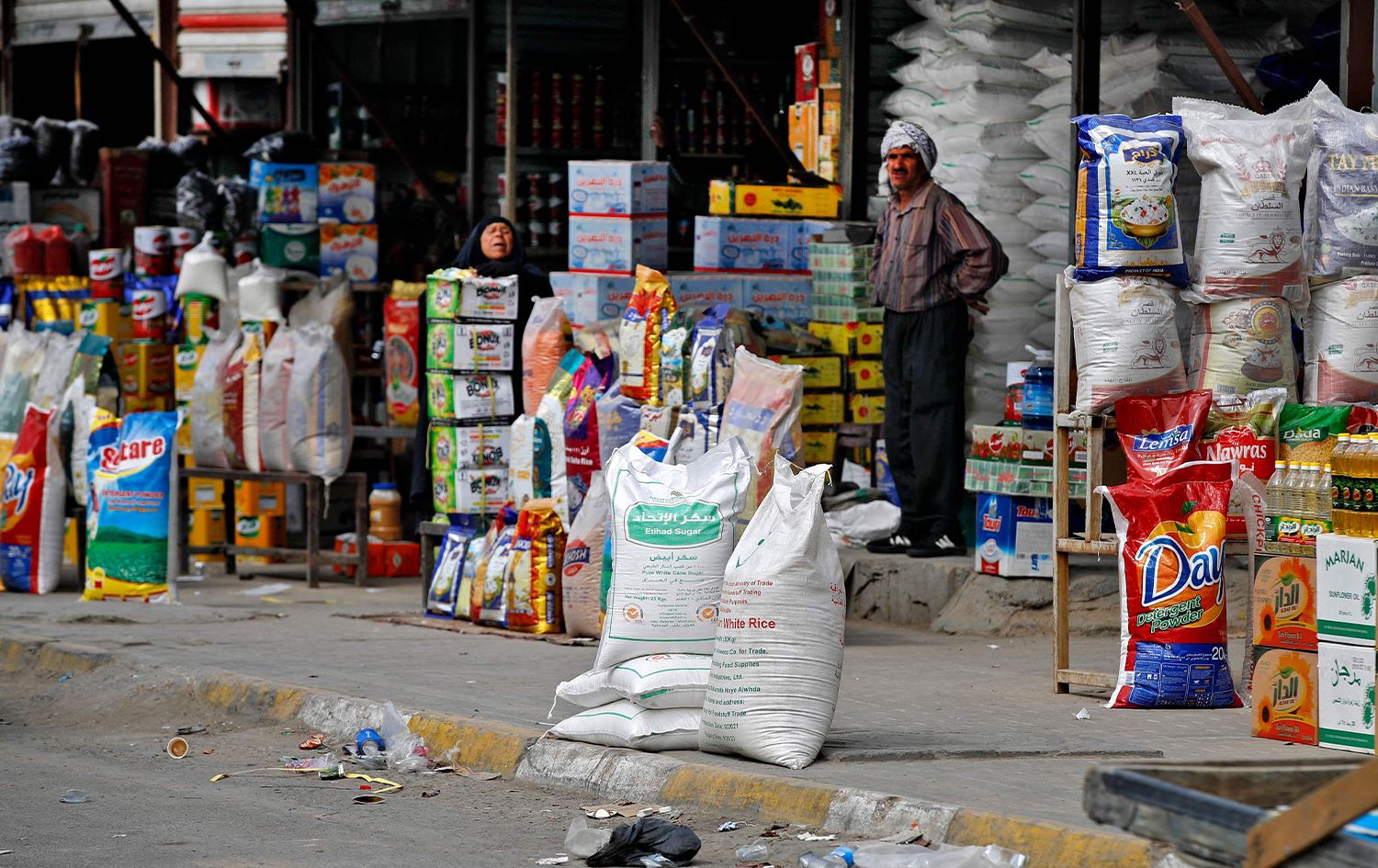 تجار المواد الغذائية يطالبون بإعادة النظر بمزاد الدولار الذي تقف ورائه جهات متنفذة