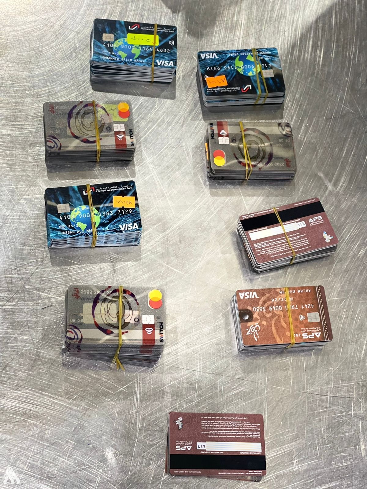 اعتقال مسافر بحوزته 228 فيزا كارت معدة للتهريب في مطار بغداد