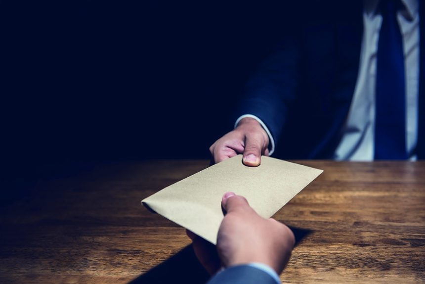 متلبسا بالرشوة.. النزاهة تطيح بمسؤول حسابات تنمية الأقاليم