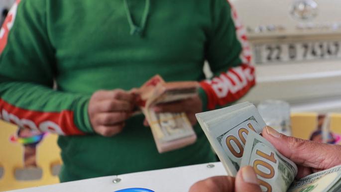 اقتصاديون: مافيات الفساد تتلاعب بالدولار وتسيطر على السوق الموازي 