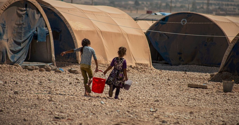 وسط انعدام الكهرباء.. نازحو المخيمات يشكون ارتفاع درجات الحرارة وتصاعد الإصابات بينهم