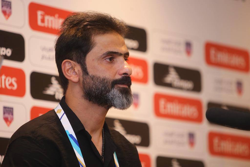 مدرب الشرطة أحمد صلاح يشيد بلاعبيه بعد تحقيق الفوز على الصفاقسي التونسي