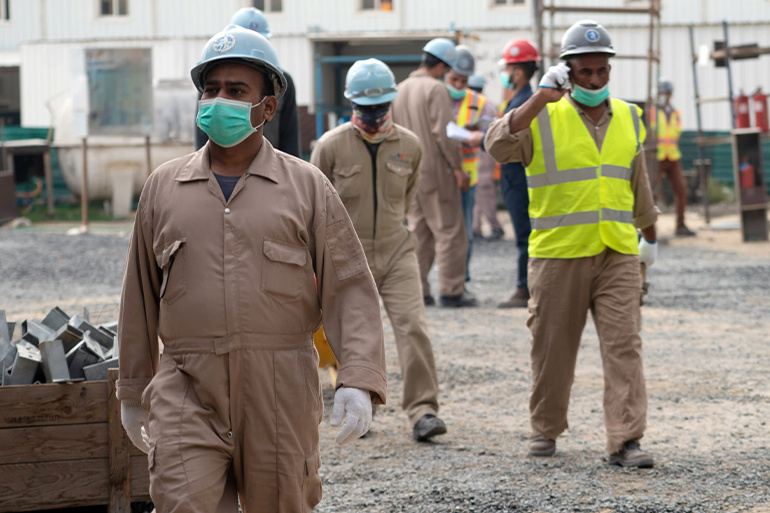 وزارة العمل تفسح المجال لتصويب أوضاع العمال الأجانب في العراق