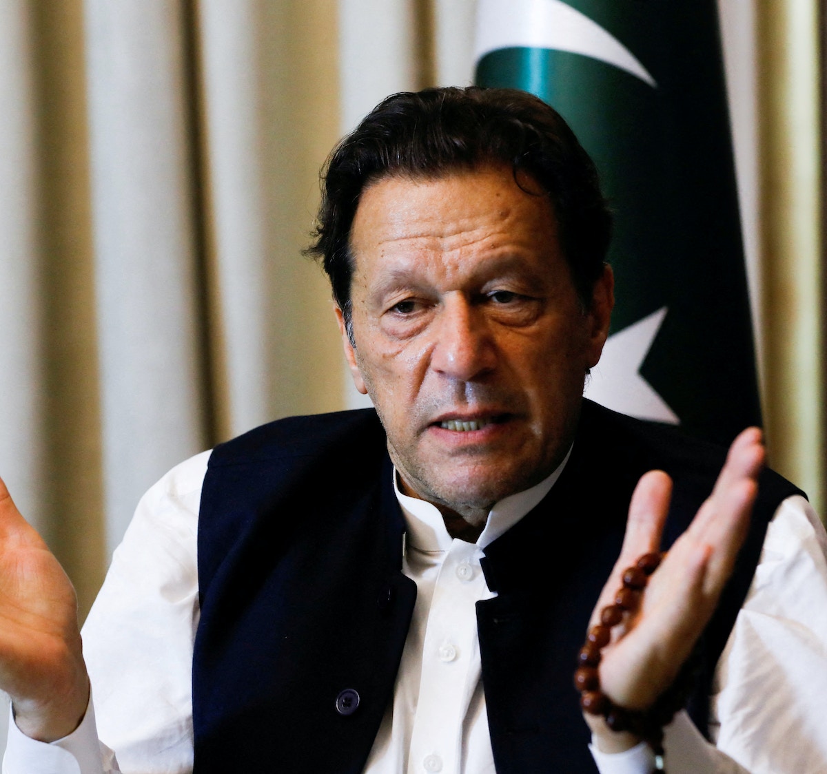 محكمة باكستانية تعلق حكماً بإدانة عمران خان بـ”الفساد”