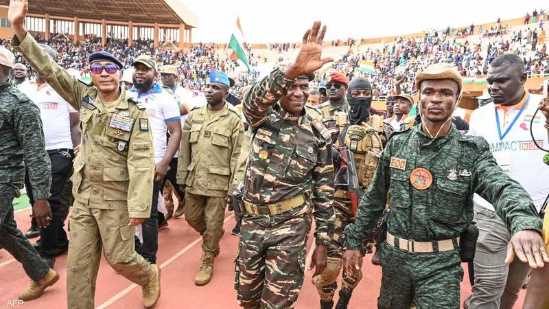 المجلس العسكري يحشد الجماهير ويتعهد بإخراج الفرنسيين