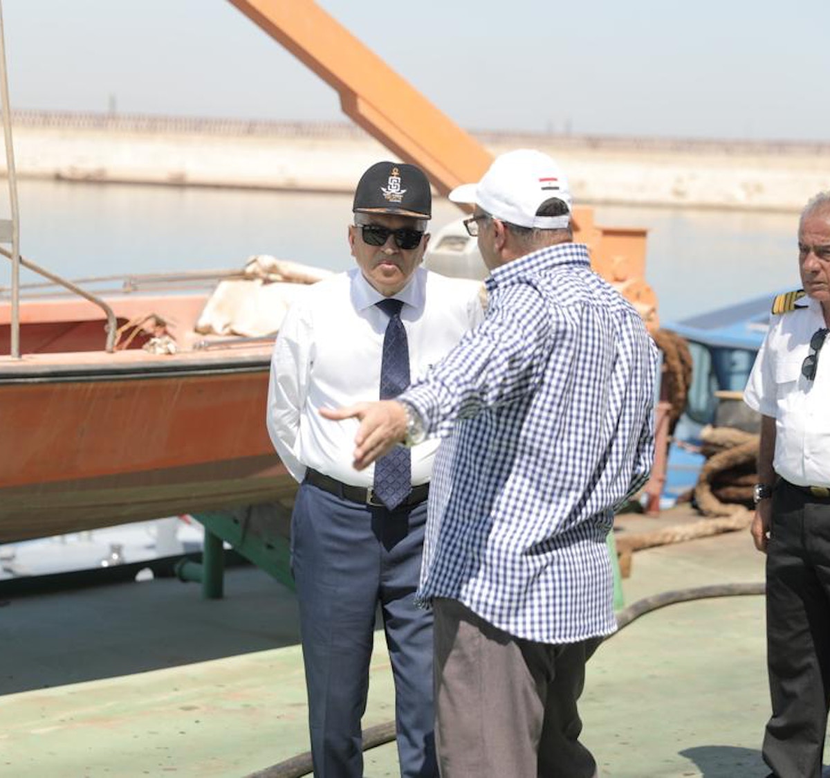 مصر.. استمرار جهود انتشال القاطرة الغارقة في قناة السويس