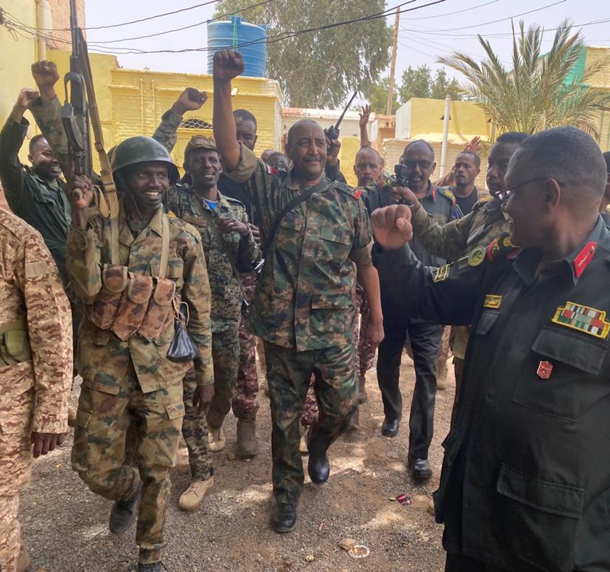 البرهان يبدأ جولات خارج الخرطوم.. وتحذير من اتساع نطاق الحرب