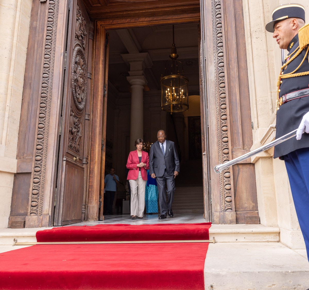 فرنسا تدعم جهود “إيكواس” في النيجر: التهديد بالتدخل العسكري منطقي