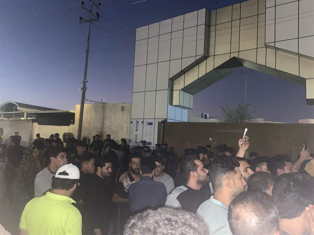 تظاهر مئات المحاضرين في محافظة البصرة، امام مديرية تربية المحافظة