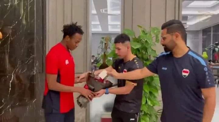 لاعب الاولمبي منتظر عبد الامير يقدم اعتذاره وباقة ورد لمنافسه السوداني