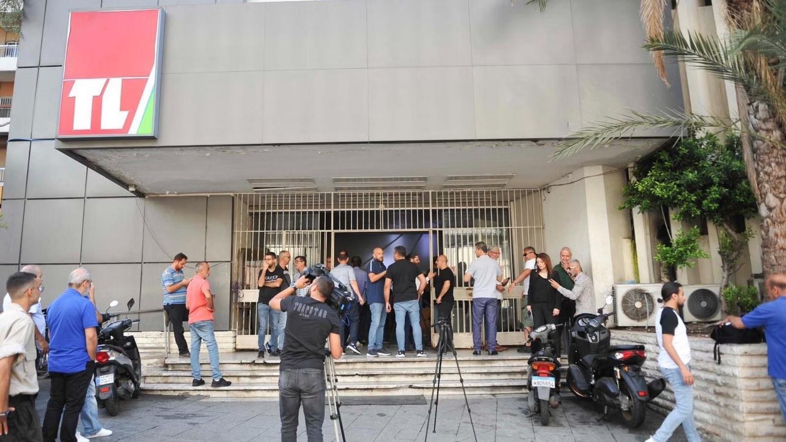 وزير الإعلام اللبناني يوقف بث التلفزيون الرسمي