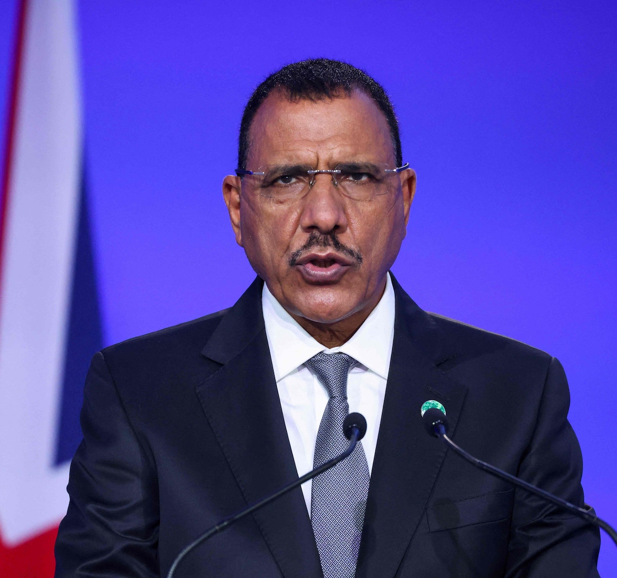 رئيس النيجر المحتجز: أنا رهينة وبلدي يتعرض للهجوم