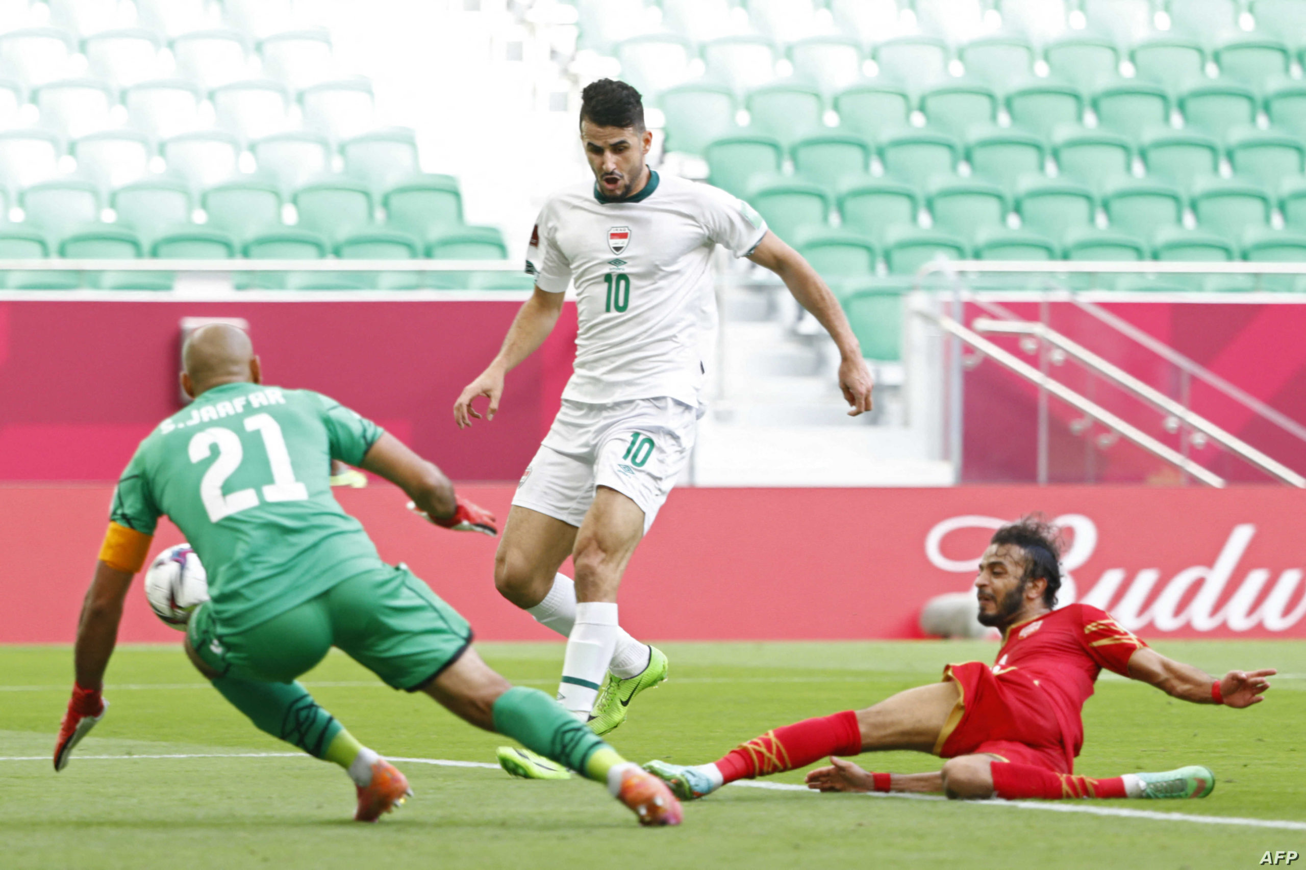 مهاجم منتخبنا ايمن حسين وقع على كشوفات الرجاء المغربي
