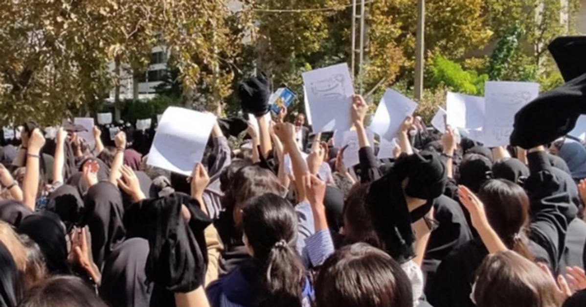 السلطات الأمنية بدأت بطرد أساتذة وطلبة الجامعات غير الموالين للنظام