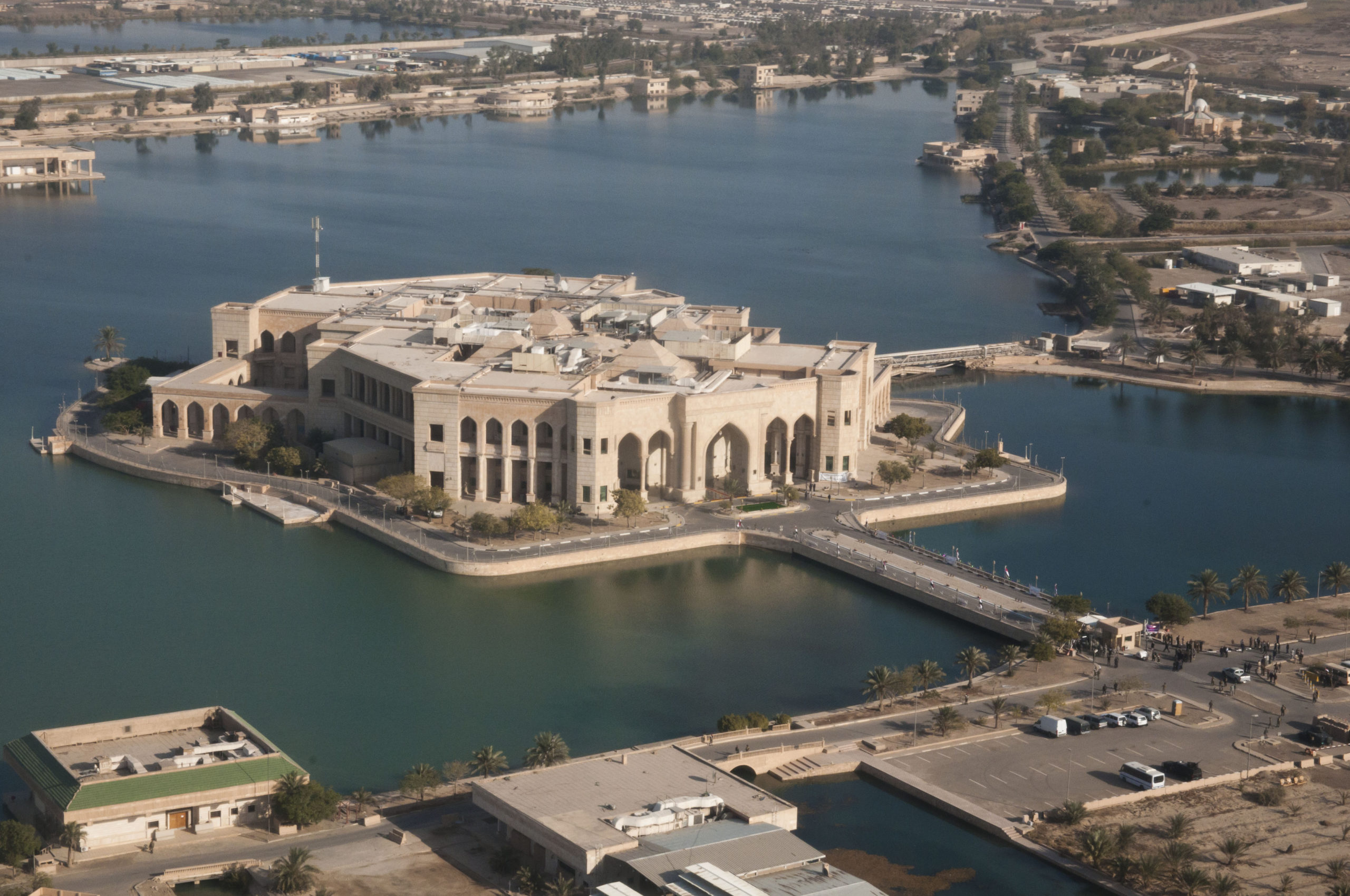 تجار : اشخاص تقف ورائهم جهات سياسية وراء الارتفاع الخيالي بأسعار العقارات