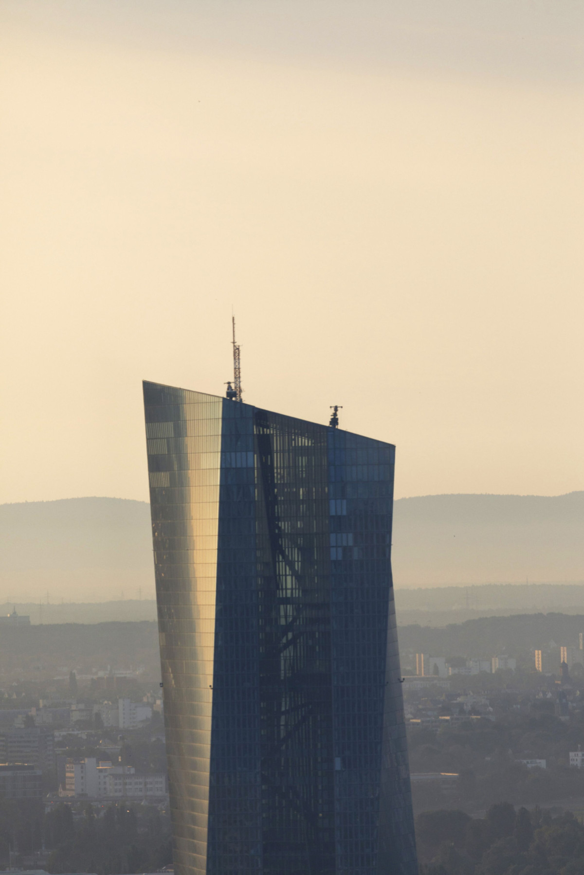 “المركزي الأوروبي” يرفع أسعار الفائدة للمرة العاشرة ويلمح إلى التوقف المؤقت