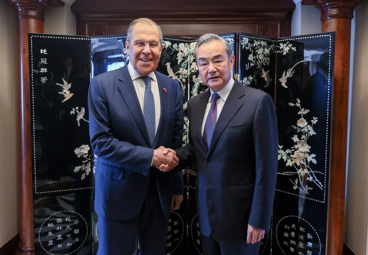 وزير خارجية الصين يزور روسيا قبل قمة محتملة بين شي وبوتين