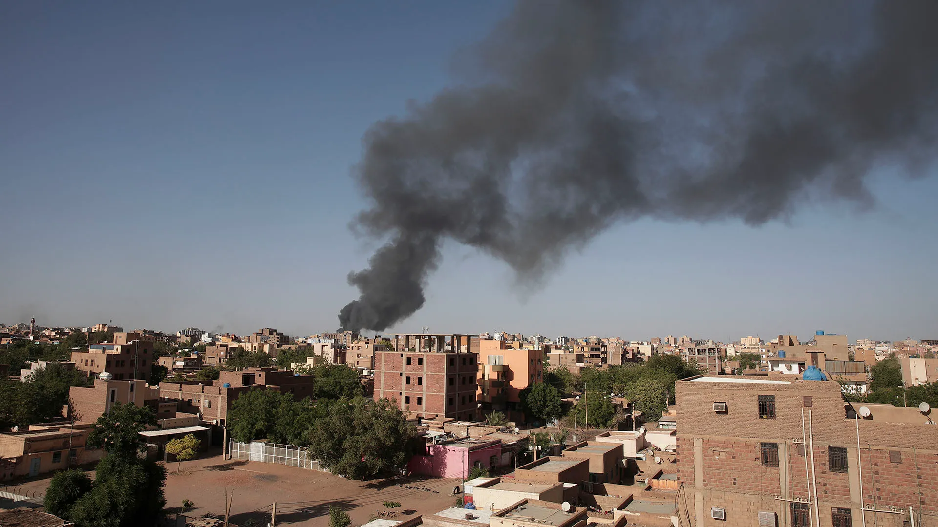 اشتباكات بالأسلحة الثقيلة في مدن العاصمة الثلاث