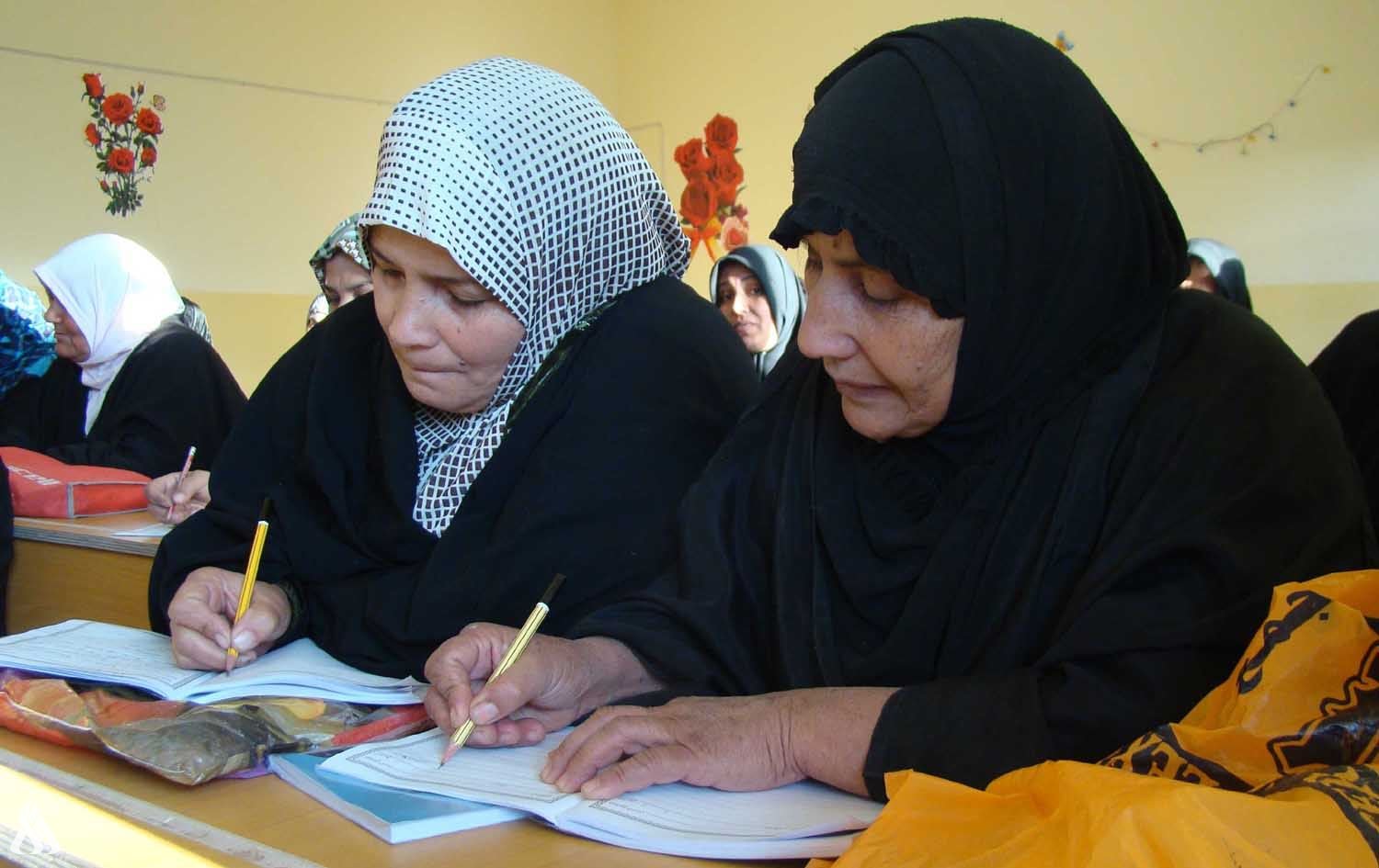 مراقبون: الحكومات تعتمد مبدأ التجهيل لتدمير النظام التعليمي