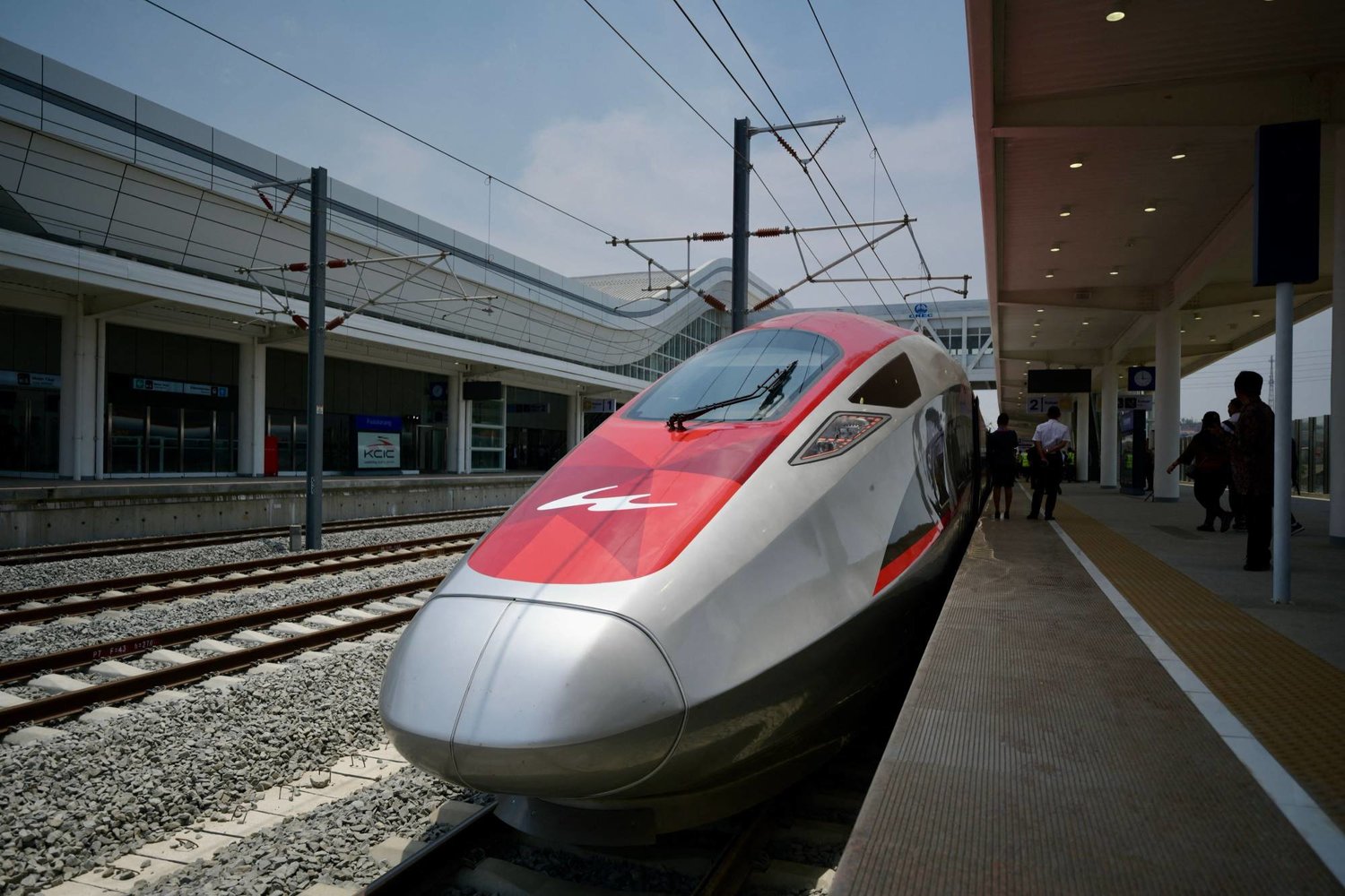 إندونيسيا تدشن أول قطار فائق السرعة في جنوب شرقي آسيا