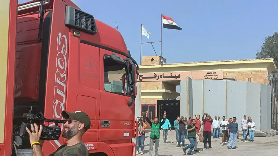 عبور 60 شاحنة مساعدات من رفح تمهيدا لإدخالها لقطاع غزة