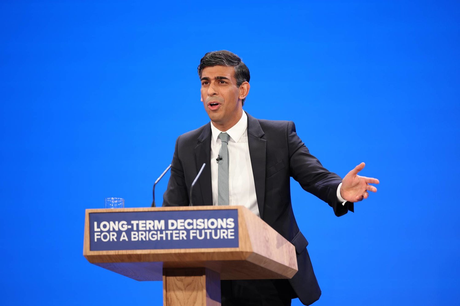 رئيس الوزراء البريطاني يدعو إلى تقديم مزيد من الأسلحة والدعم لأوكرانيا