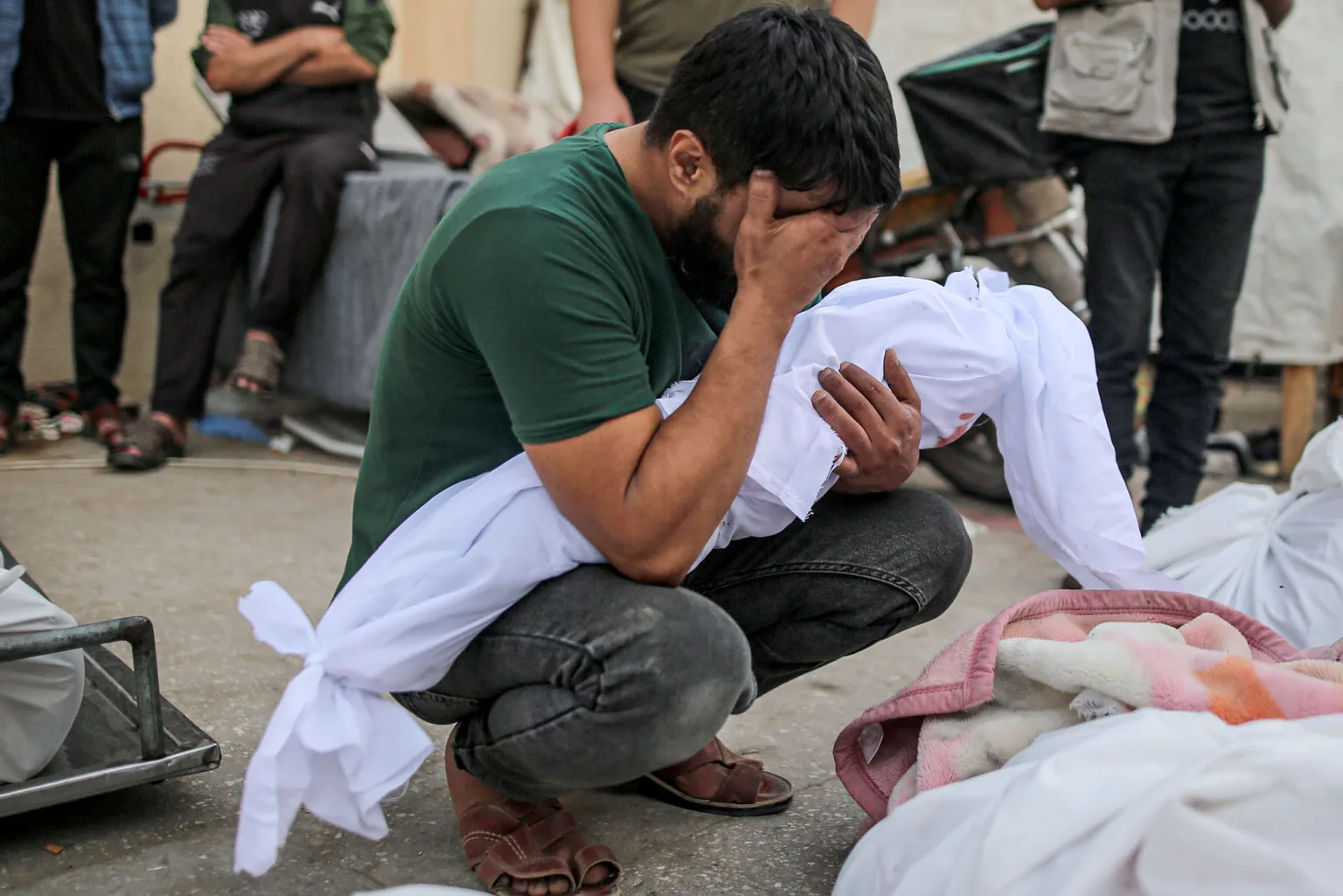 إسرائيل لا تتعامل مع الأطفال في غزة على انهم بشر وتجبر سكانها على النزوح