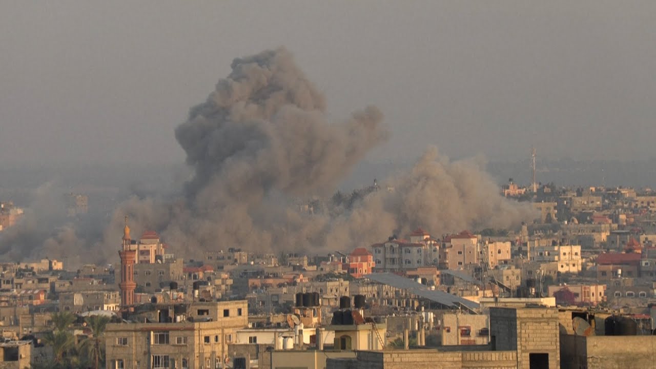 دخان وأطلال الركام بعد الليلة الدامية جراء القصف الهمجي من قبل الاحتلال الإسرائيلي
